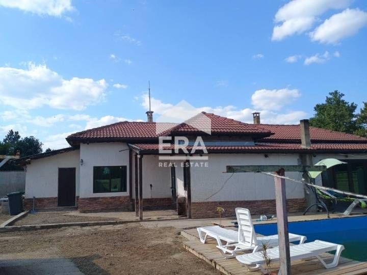 ЕКСКЛУЗИВНО! Обзаведена едноетажна къща с басейн, в кв."Рилци" гр. Доб