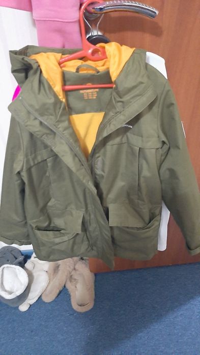 Продам куртки на девочку
