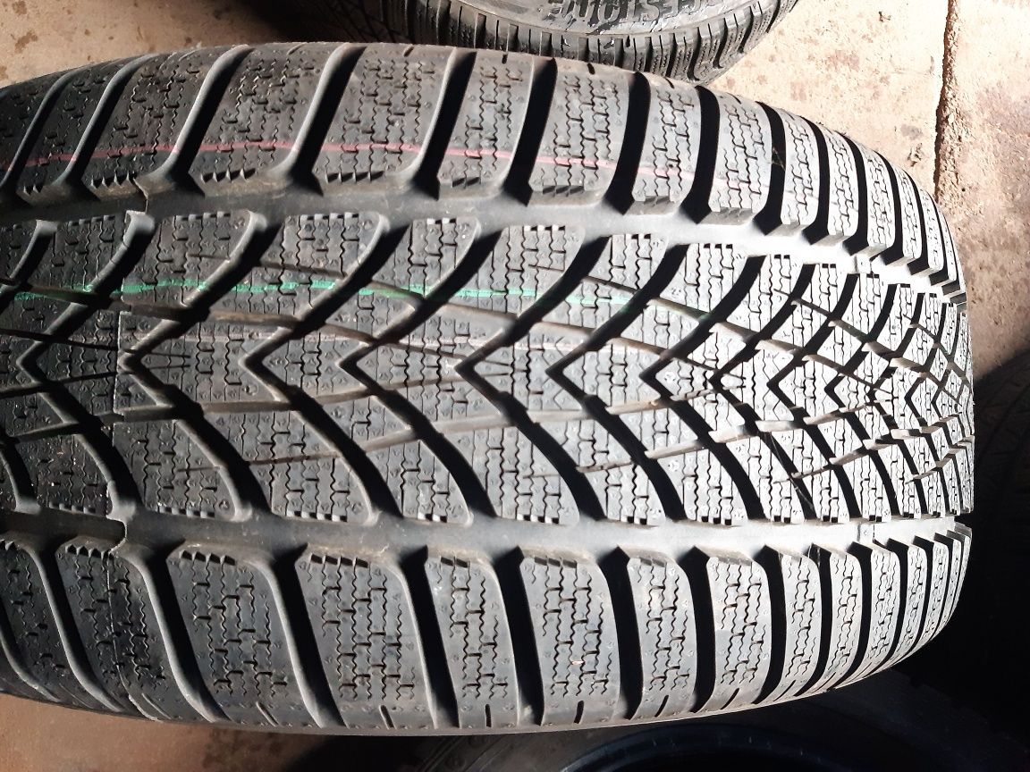 Una anvelopă  235/45r17 iarnă marca Dunlop  rezervă, preț 250 lei