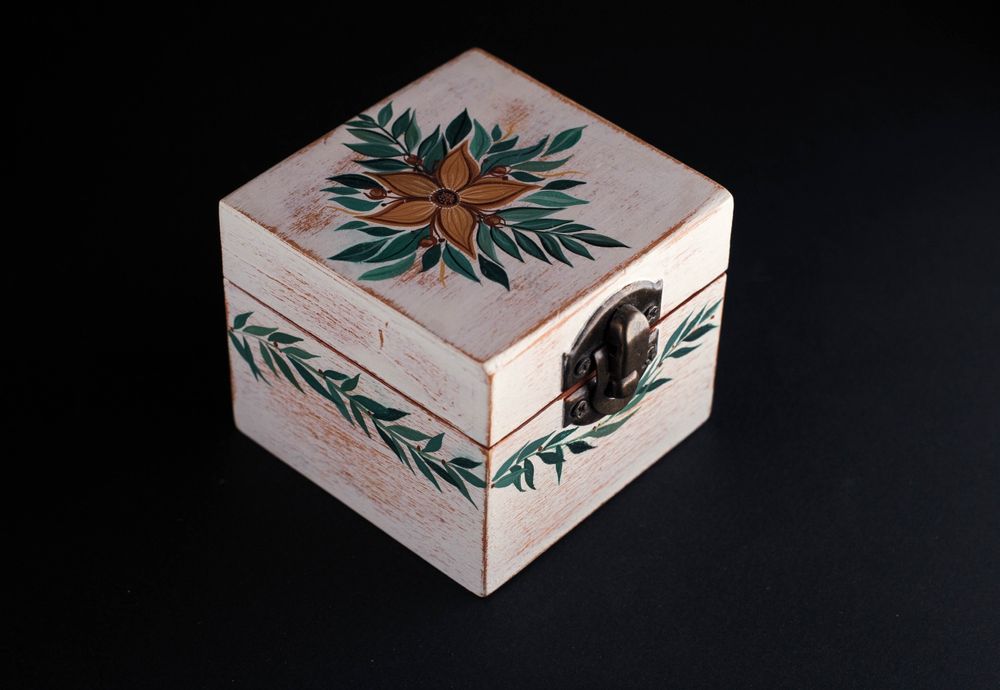 Cutie bijuterii lemn pictată manual – pentru inel de logodnă unicat