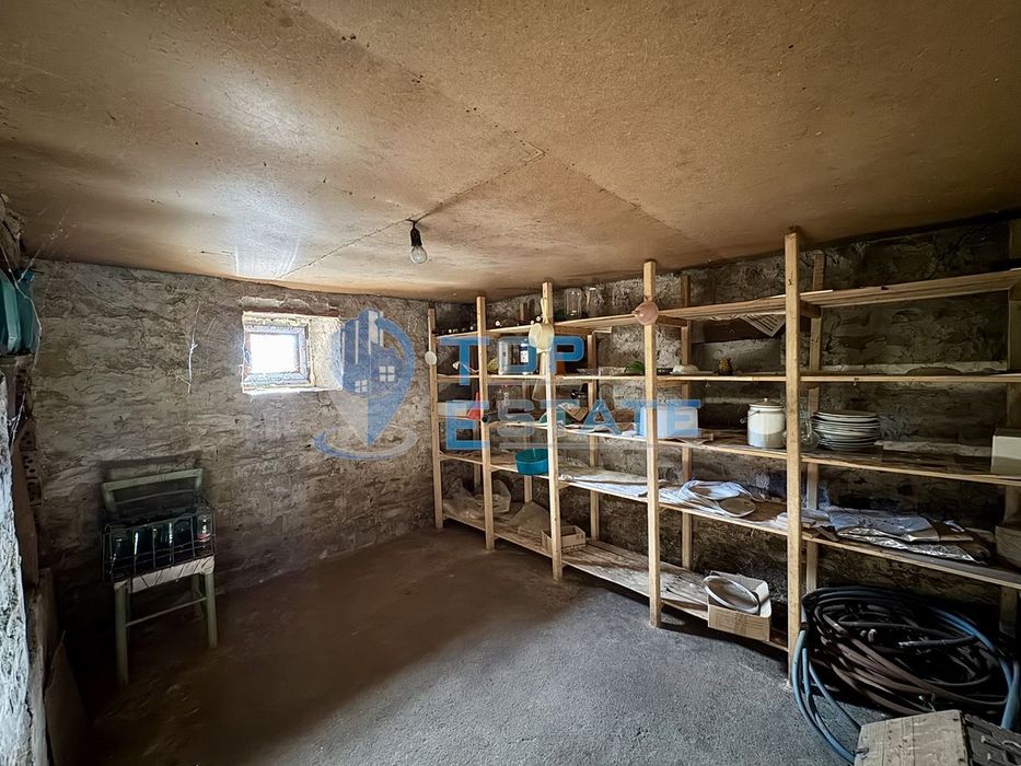 Тухлена къща с кладенец и допълнителна постройка в село Долна Липница