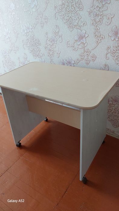 Продам стол на колёсиках