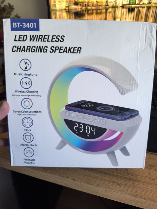 Vând boxa bluetooth,cu lumina ambientală led și încărcare wireless