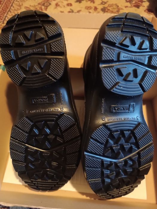 Работни обувки със метално бомбе.