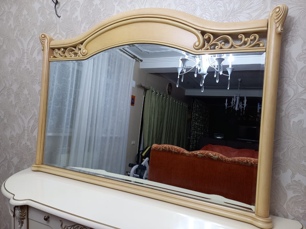 Зеркало в деревянной рамке 160×110