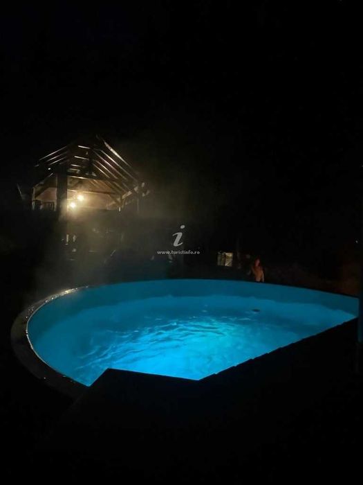 Inchiriez Cabana The Forest din Poiana Horea liber weekend 1 Decembrie