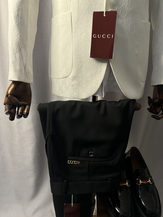 Costum Gucci.