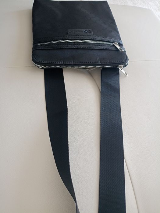 Vând borsetă bărbătească model deosebit produs de calitate superioara.