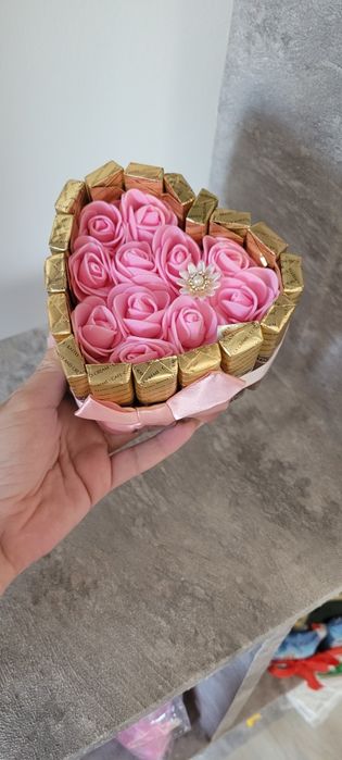 Aranjament cu trandafiri din spumă și bomboane Merci