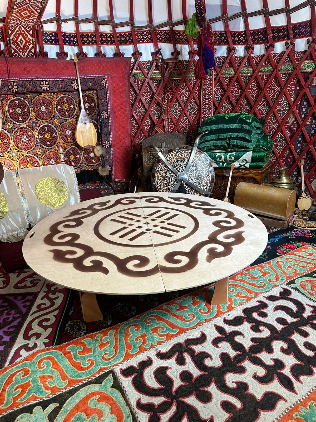 Круглый жер стол домалак донгелек складной национальный казахский стол