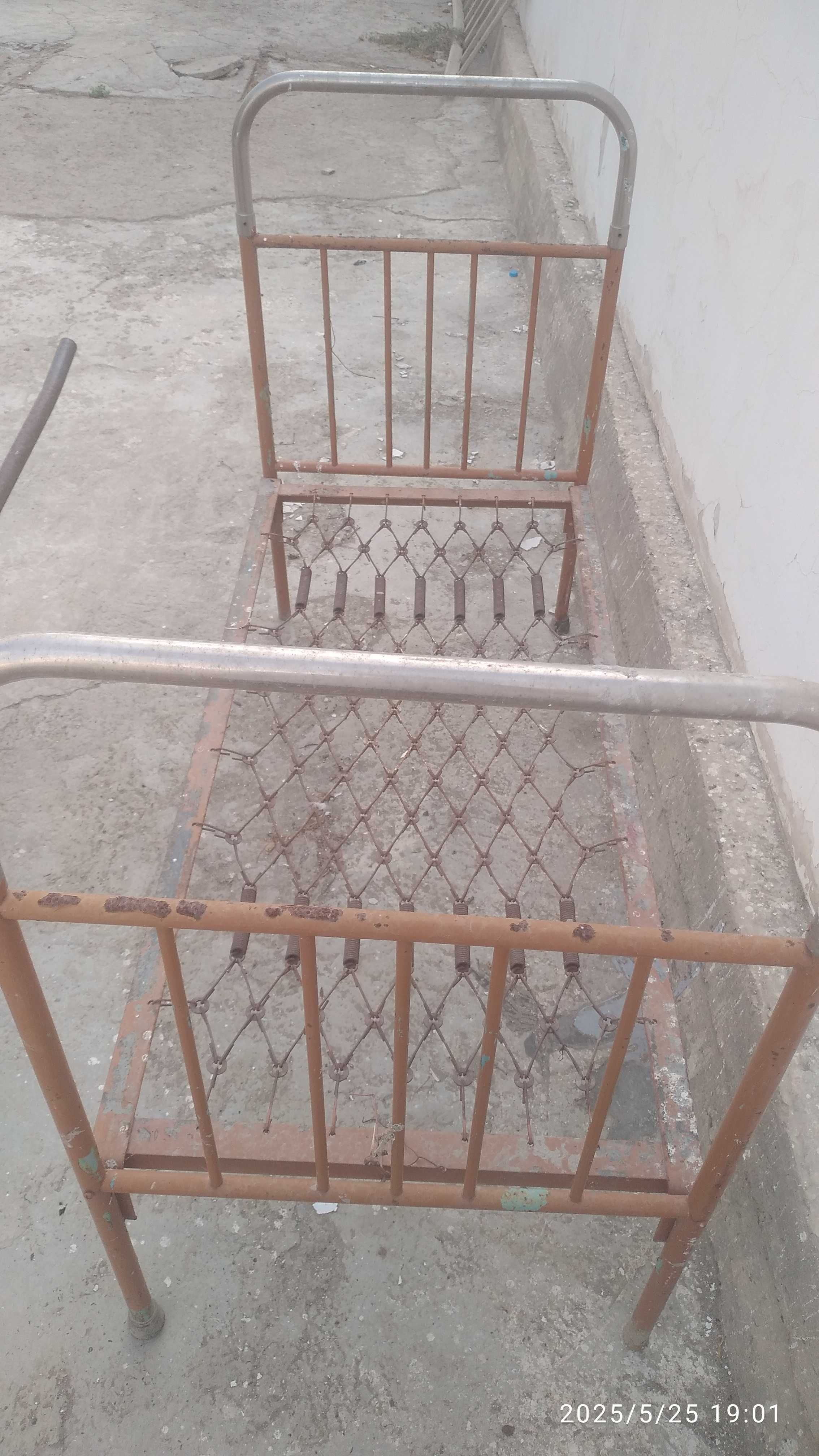 Продается газовая плита,кровать металлическая и шкаф, цена договорная