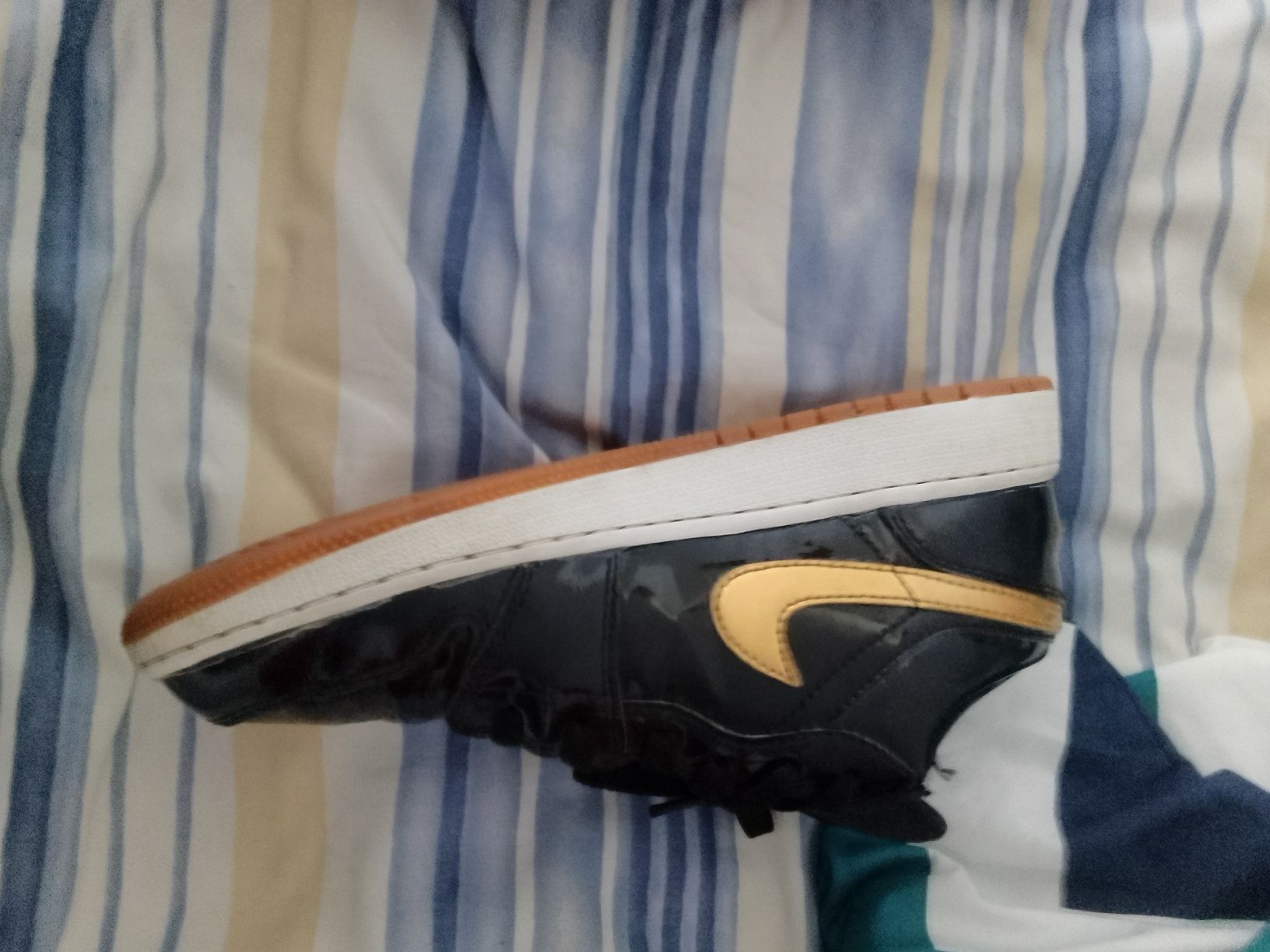 Vând Jordan 1 mid