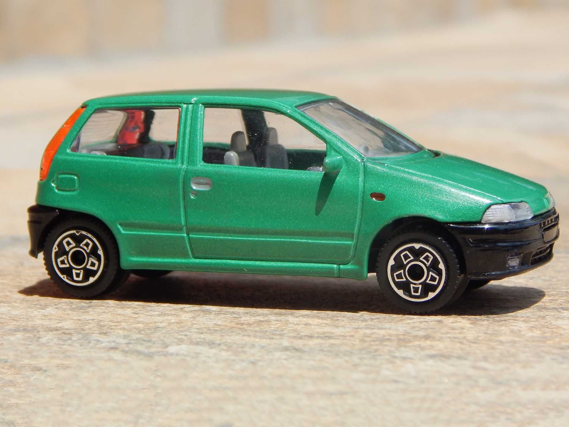 Macheta FIAT Punto I (1993–1999) Bburago fabricat Italia sc 1:43 uzat