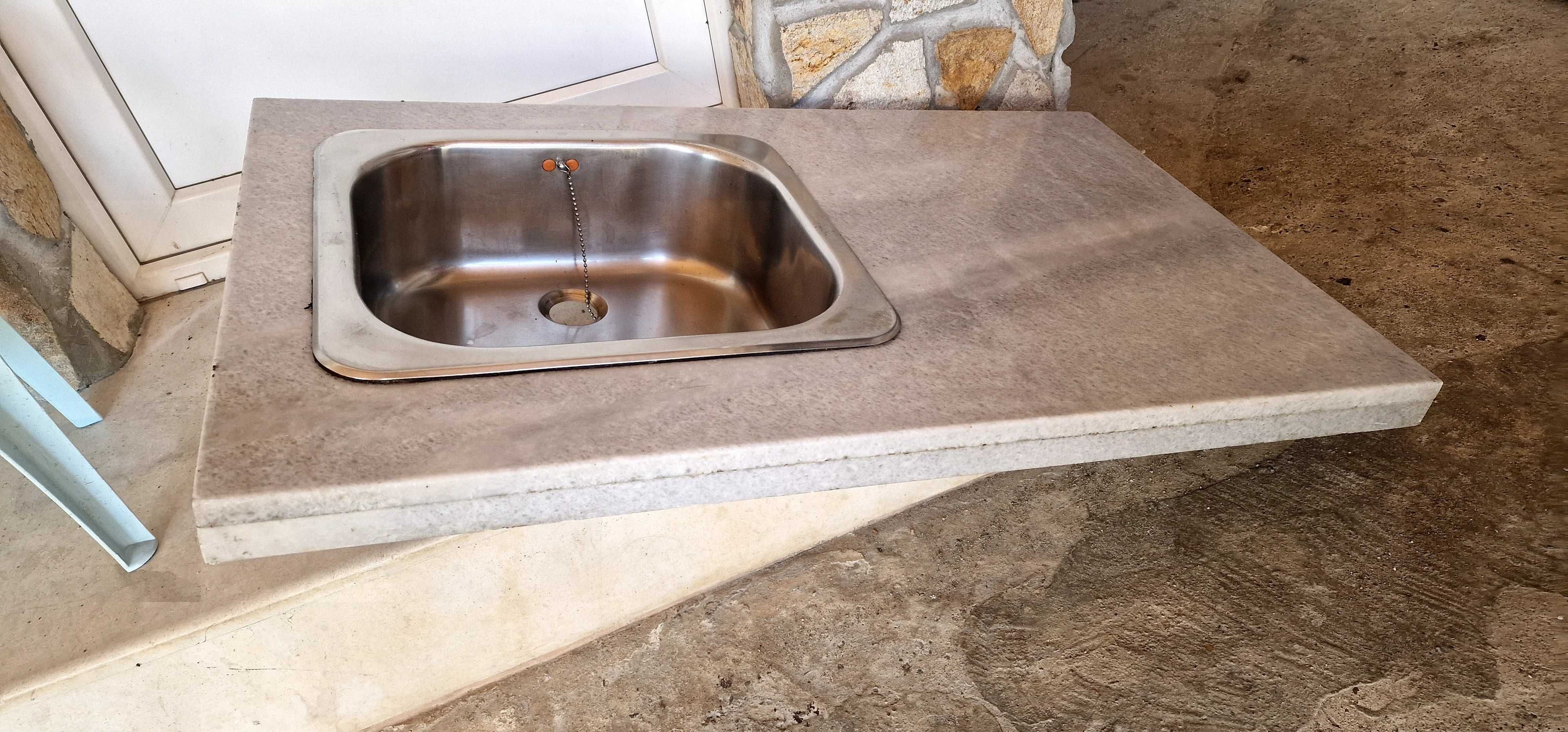 Продавам кухненски мраморен плот, с алпака корито.