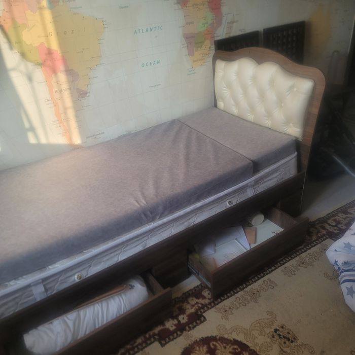 Кровать односпальная  в хорошем состоянии вместе с 2мя матрсами