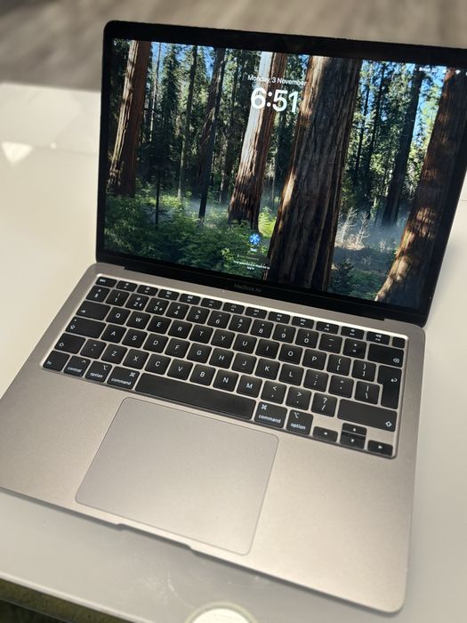 MacBook Air 13.3” (2020)- Intel i3/ 8GB RAM/ 256GB SSD- Отл. състояние