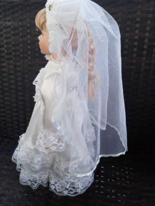 Колекционерска порцеланова кукла - булка