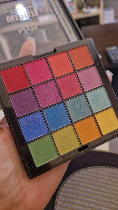 Цветни сенки за очи на NYX