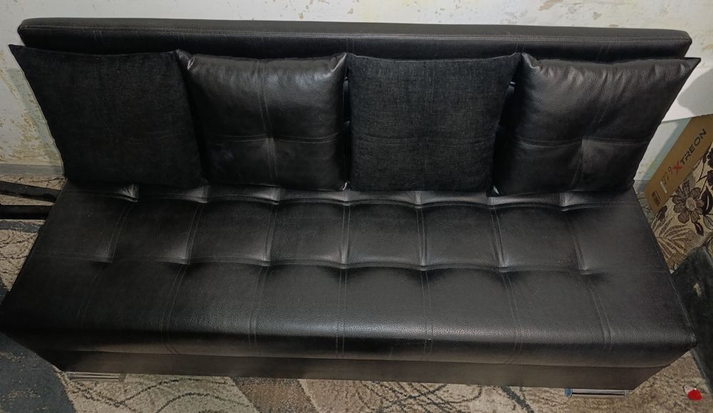 Продам кожаный диван 25000тг.