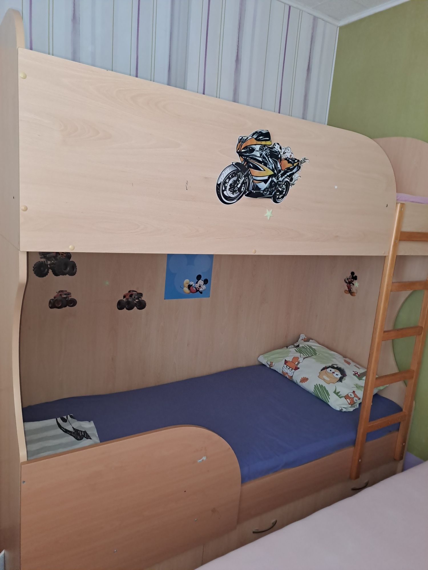 Двуетажно масивно легло