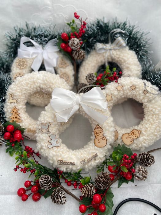 Коледни топки и венци