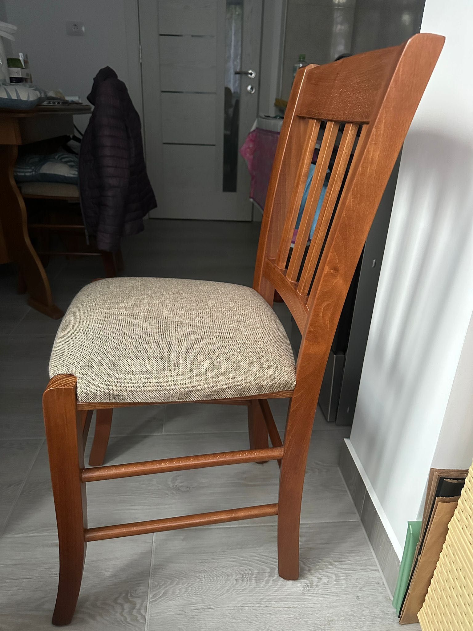 Masa+patru scaune din lemn masiv