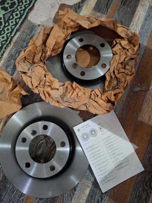Продавам предни спирачни дискове TRW DF1538 за BMW