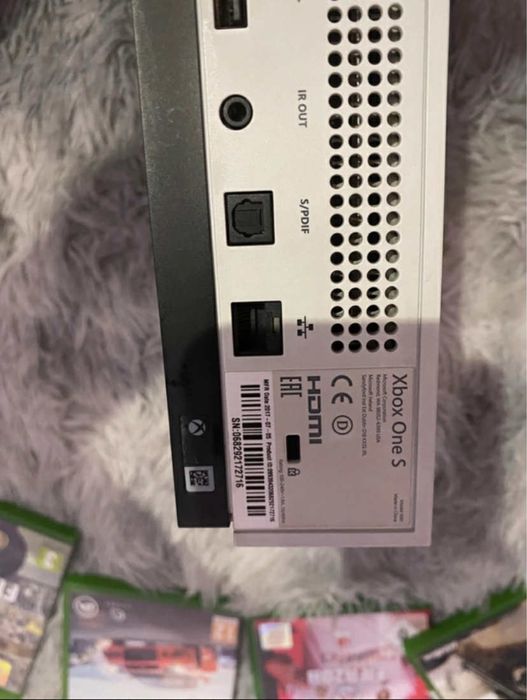 Xbox One S + 4 Jucari