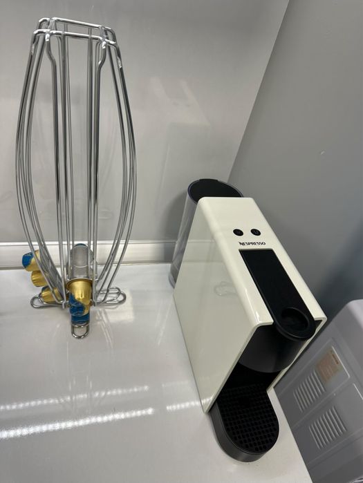 Кафемашина с капсули NESPRESSO ESSENZA MINI БЯЛА с поставка за капсули