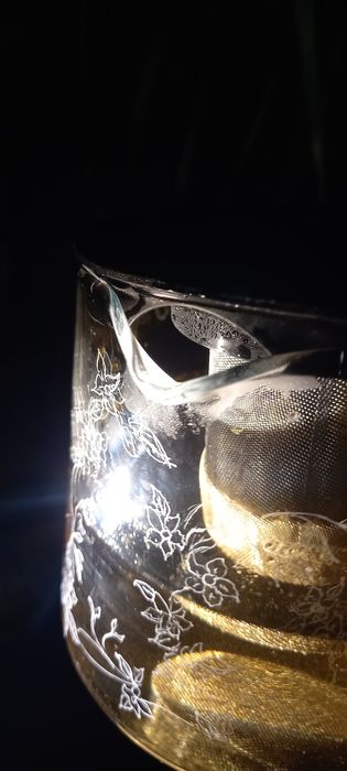 Гравиран чайник с цветна декорация