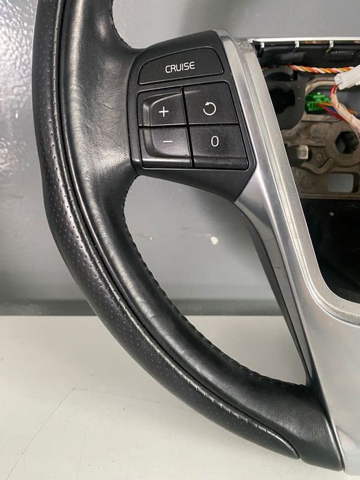 Volan R-design cu piele perforata VOLVO S60 V60 XC60 XC70 S80 V70 31315994 31390469