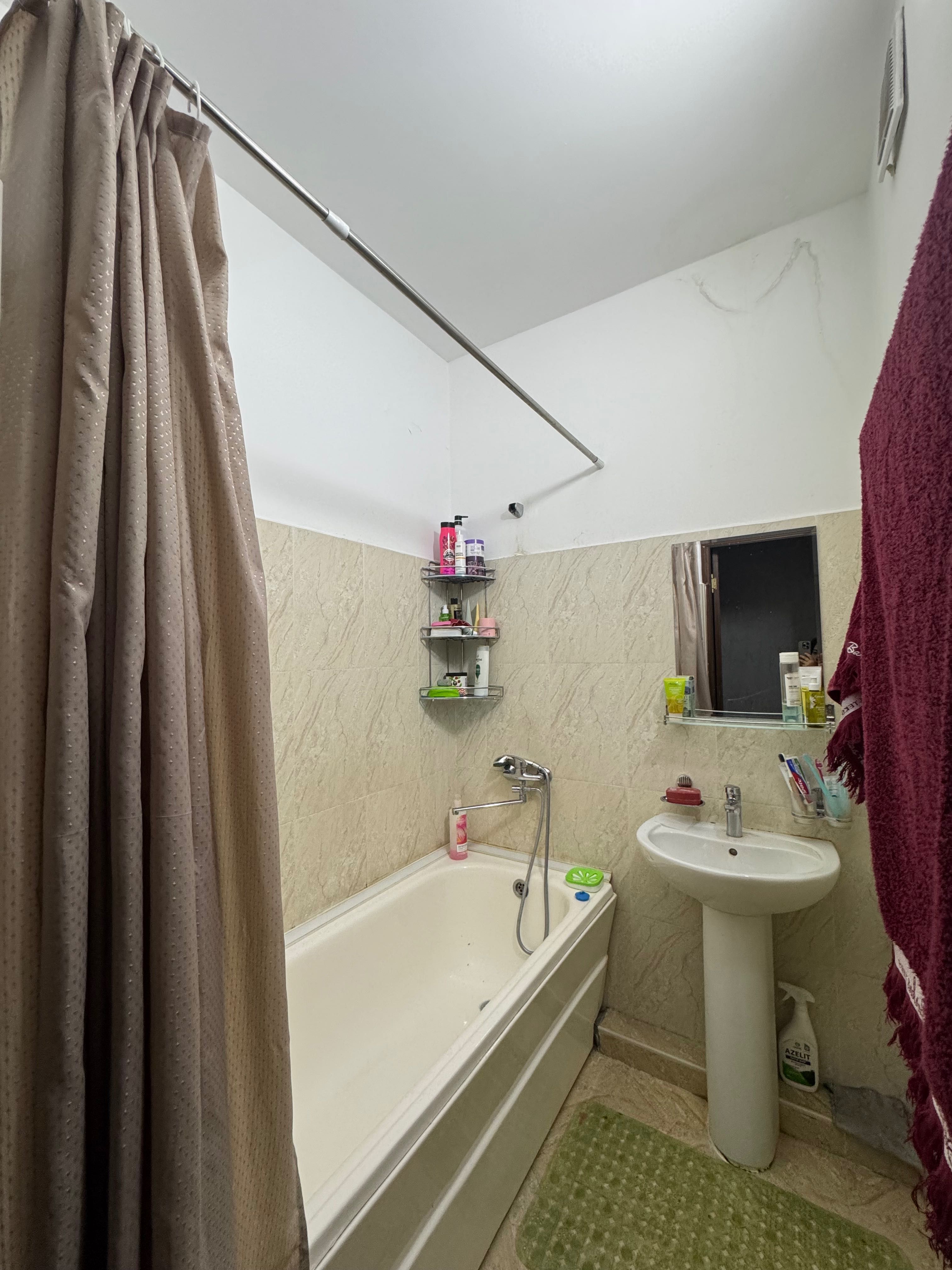 Sheriklikka qizlar bilan turishga bitta qiz kerak