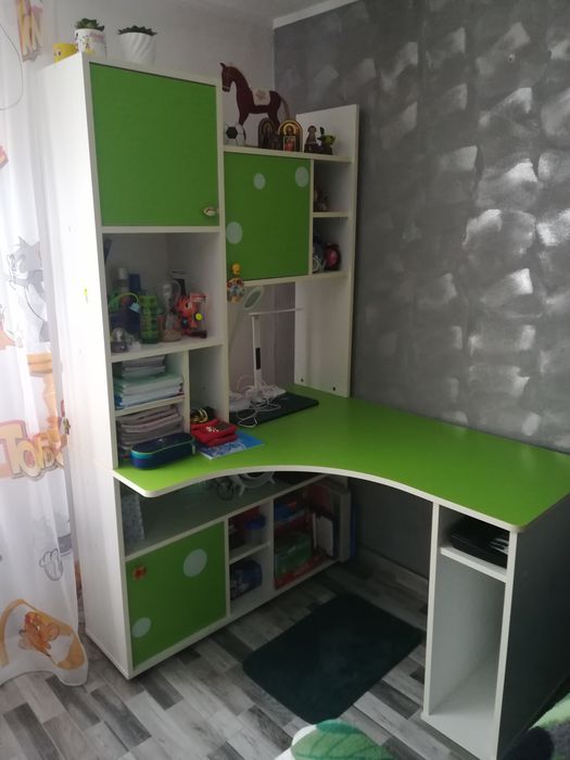 Birou și dulap verde cu alb