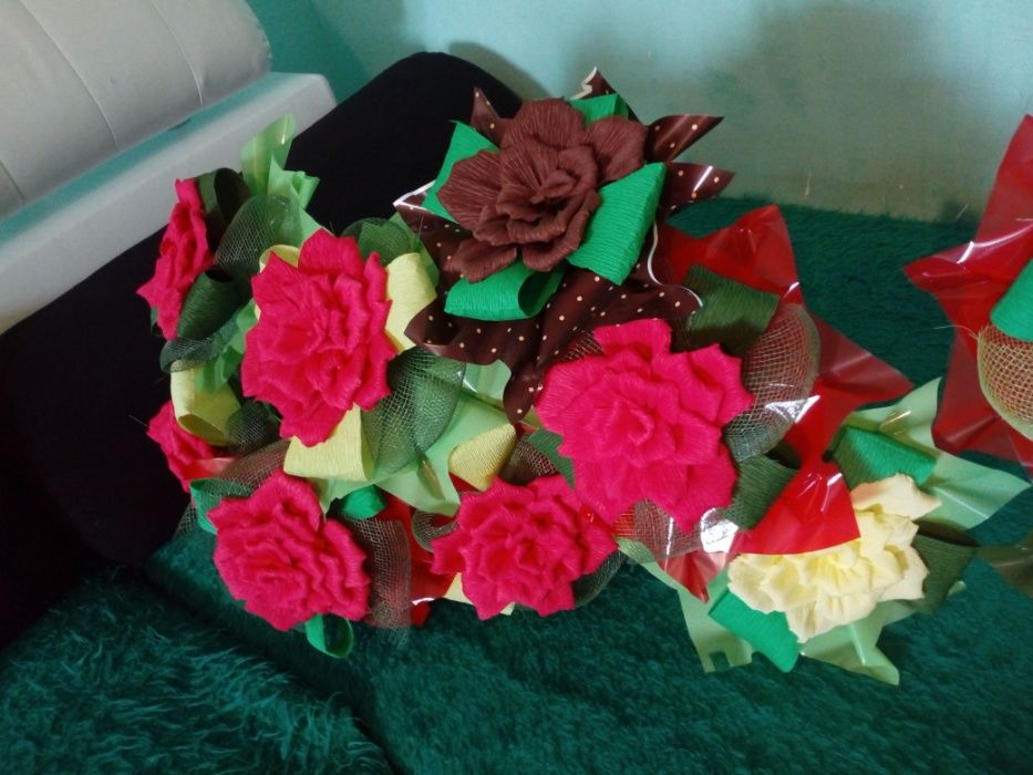 Маргаритки и рози