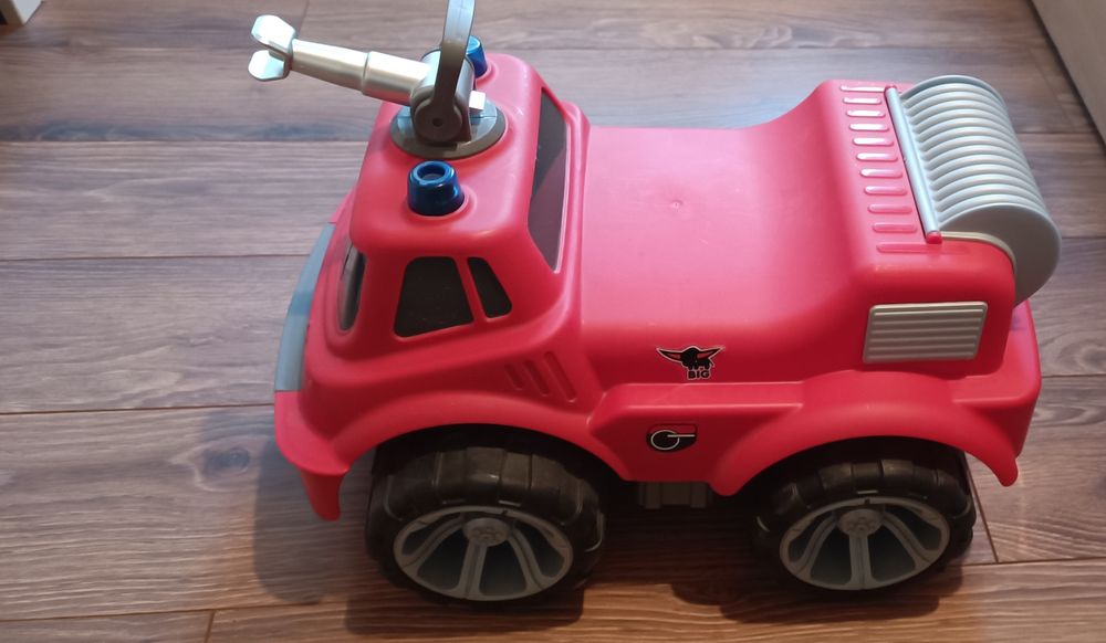 Mașină pompieri pentru copii cu vârsta peste 2 ani.