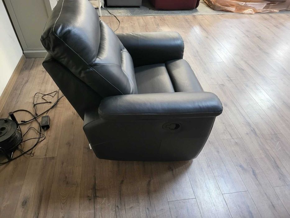 Черен кожен фотьойл с ръчен релакс механизъм La-z-boy
