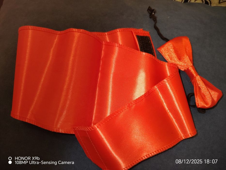 Пояс и бабочка насыщенно красного цвета, камера цвет не передает