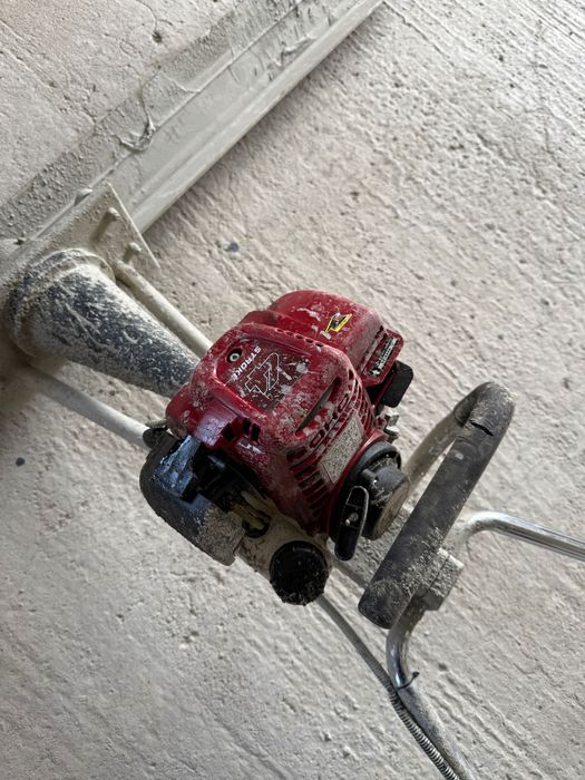 Auto vibrantă pentru beton