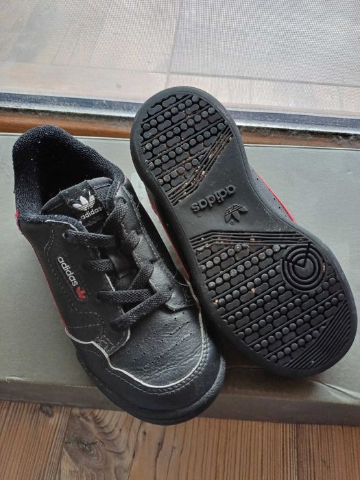 Обувки за момче.