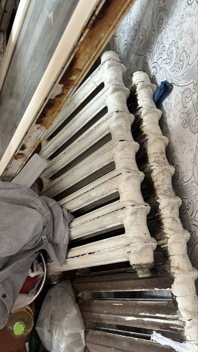 Продаю чугунную батарею (радиатор отопления)