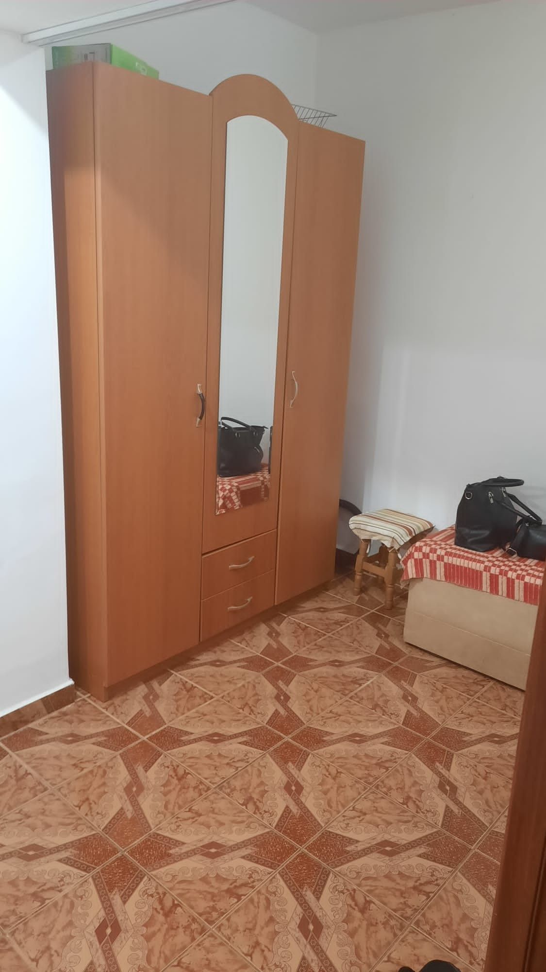 Închiriez garsoniera