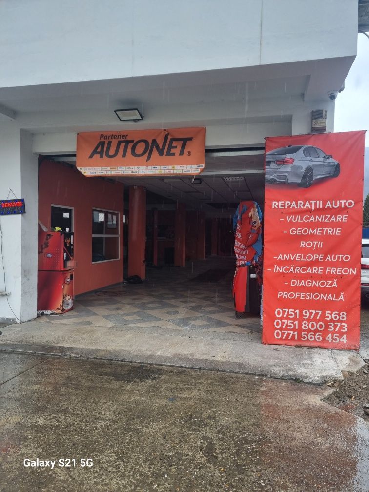 Închiriez service auto functional