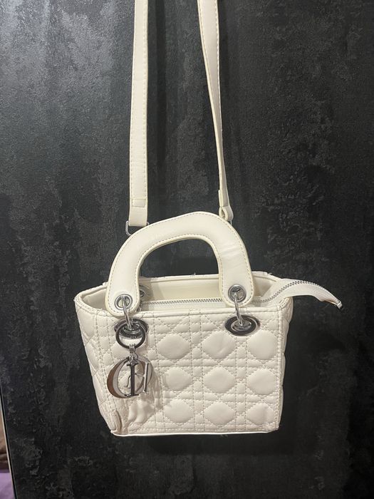 Капитонирана дамска бяла чанта