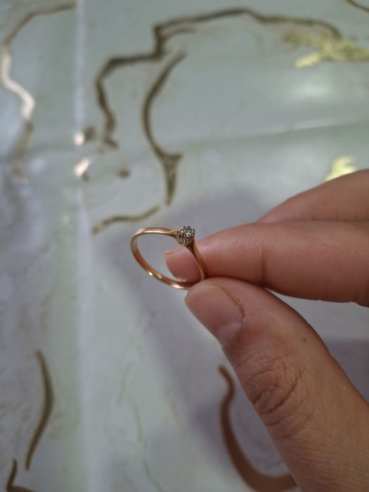 Продам золотое кольцо с бриллиантом