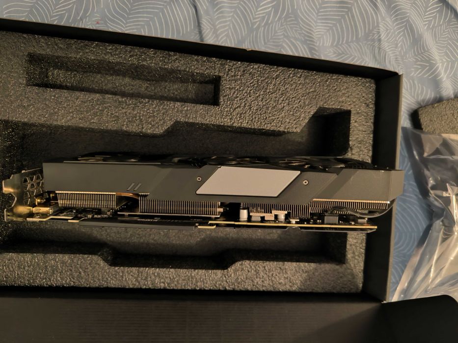Vând placa video Nvidia RTX 2080 Super Gigabyte