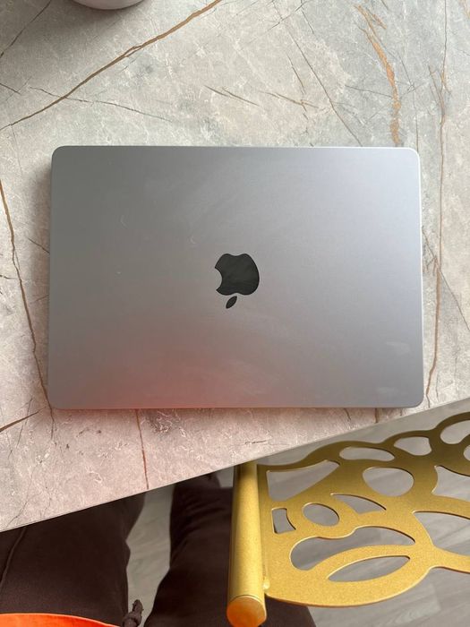 Macbook air 13.6 дюймов.  2022 год,  M2 процессор