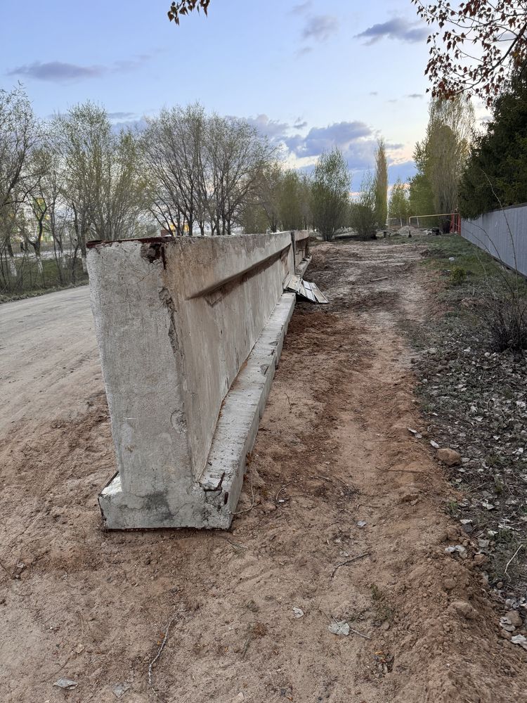 Отдам фундаментную балку 12 м в длину, железобетонный блок