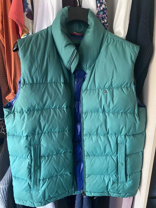 Vind vesta originala tommy originala , umpluta cu puf de gasca