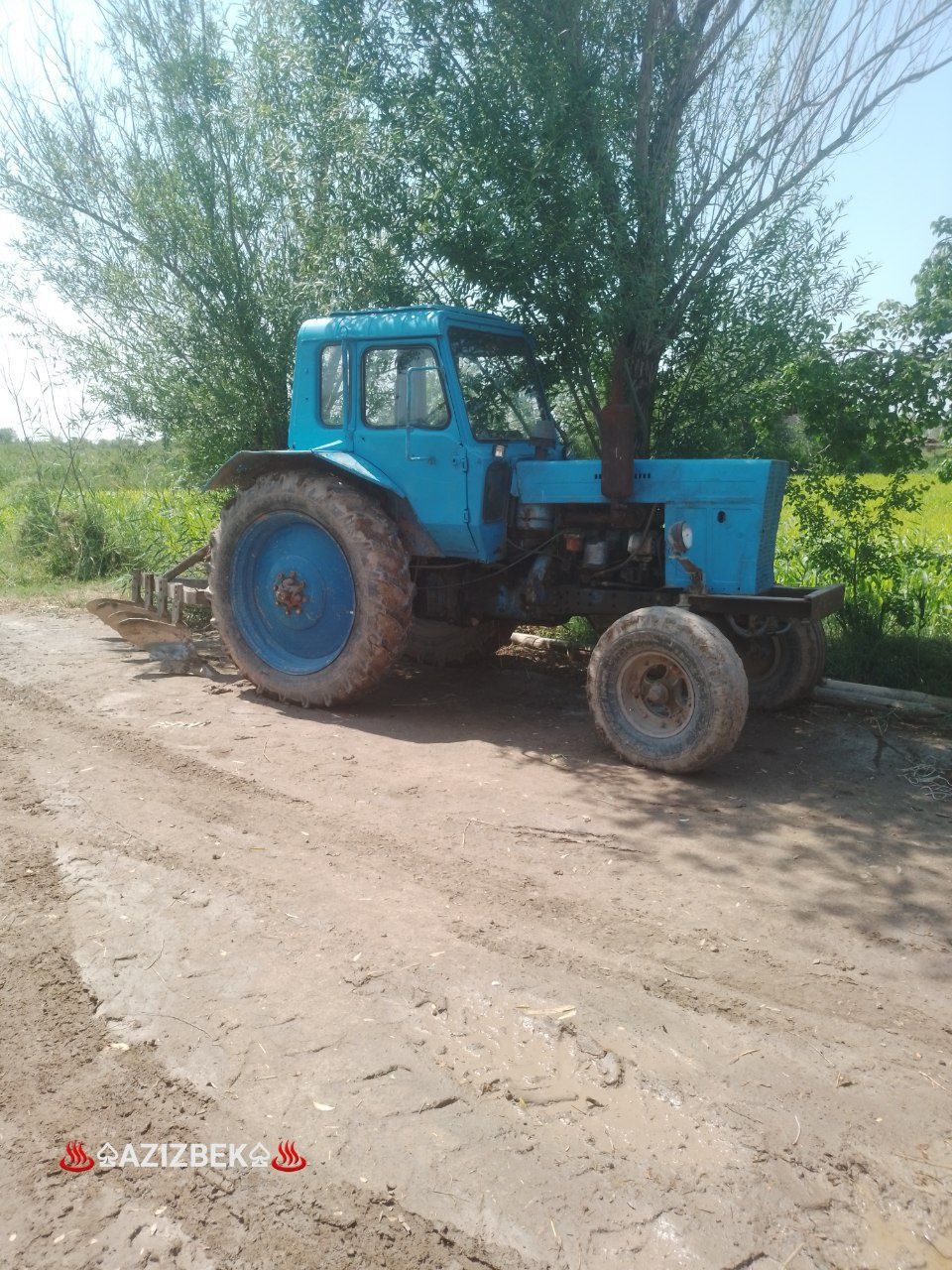 Traktor sotiladi holati  yaxshi hamma joyi soz haydashga tayyor