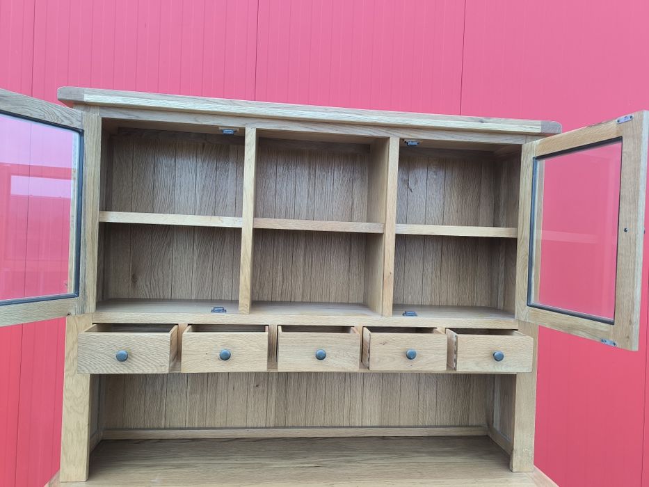 Шкаф от масивен дъб